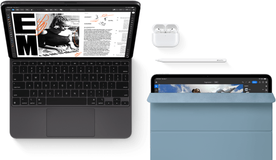 iPad Pro mit Magic Keyboard, Vorderansicht, Farbe Space Schwarz, gerundete Ecken, schwarzer Displayrand, geöffnet, das Display zeigt eine App zum Bearbeiten von Artikeln mit Text und einem Foto einer Frau, die Musik spielt, AirPods 4 im geöffneten Case, blaues Smart Folio Cover auf dem iPad Pro mit dem Apple Pencil Pro, der oben am Gerät haftet, das Cover ist leicht geöffnet und zeigt das Display