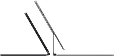 2 iPad Pro Geräte, befestigt am Magic Keyboard, Seitenansicht, dünnes Profil, Farbe Space Schwarz mit Lautsprechern und USB‑C Anschluss, halb geöffnet und geneigt, Farbe Silber, geöffnet, nach hinten geneigt, um das schwebende Design der Tastatur, die Lautsprecher und das Mikrofon zu zeigen