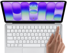 MacBook Neo, Farbe Silber, Anmeldebildschirm, ein Finger berührt den Touch ID Sensor oben rechts auf der Tastatur
