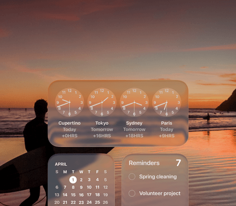 Liquid Glass Widgets für Uhr, Kalender, Erinnerungen und Wetter auf einem macOS Tahoe Display über einer Szene eines Surfers, der bei Sonnenuntergang am Strand spazieren geht