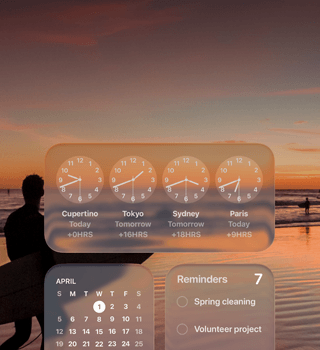Liquid Glass Widgets für Uhr, Kalender, Erinnerungen und Wetter auf einem macOS Tahoe Display über einer Szene eines Surfers, der bei Sonnenuntergang am Strand spazieren geht