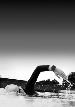 Eine Person trackt ein Schwimmtraining mit der Apple Watch Ultra 3